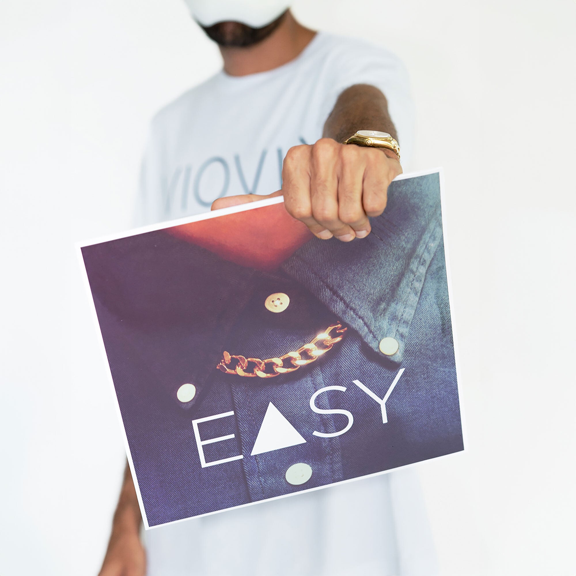 https://images.bravado.de/prod/product-assets/product-asset-data/cro/cro/products/506039/web/418686/image-thumb__418686__3000x3000_original/Cro-Easy-Mixtape-Vinyl-Bundle-zu-bundeln-EP-506039-418686.23576347.jpg