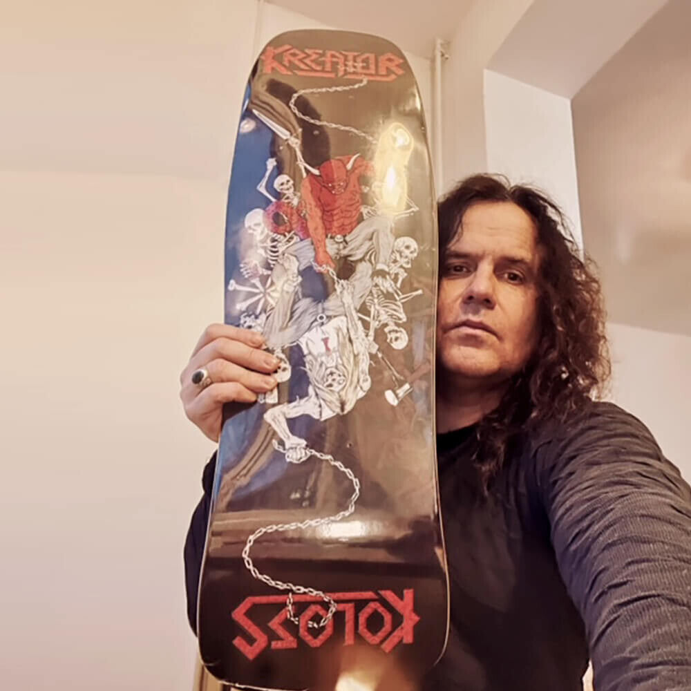 https://images.bravado.de/prod/product-assets/product-asset-data/kreator/kreator/products/139638/web/304728/image-thumb__304728__3000x3000_original/Kreator-Kreator-vs-Koloss-Skateboard-139638-304728.240d03e0.jpg