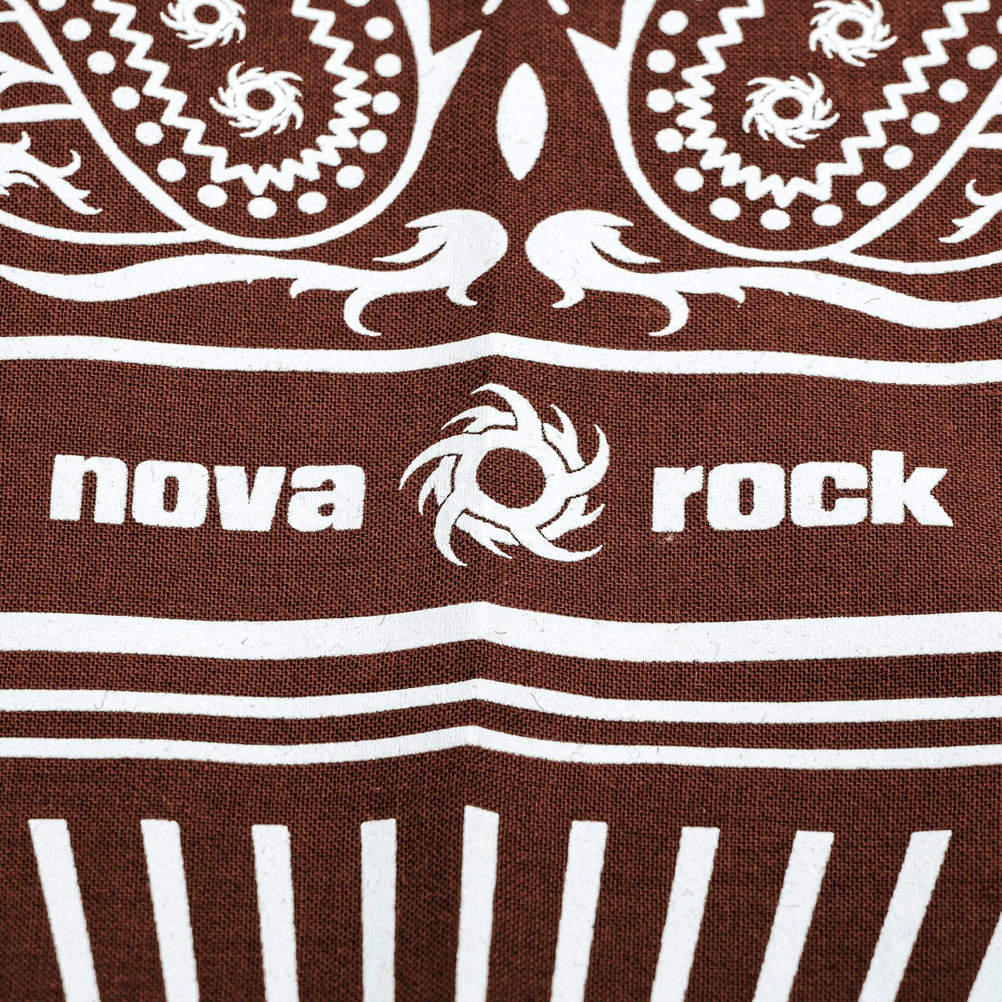 https://images.bravado.de/prod/product-assets/product-asset-data/nova-rock-festival/nova-rock-2023/products/502173/web/386685/image-thumb__386685__3000x3000_original/Nova-Rock-Festival-Paisley-Fire-Accessoires-rot-502173-386685.782b1f38.png