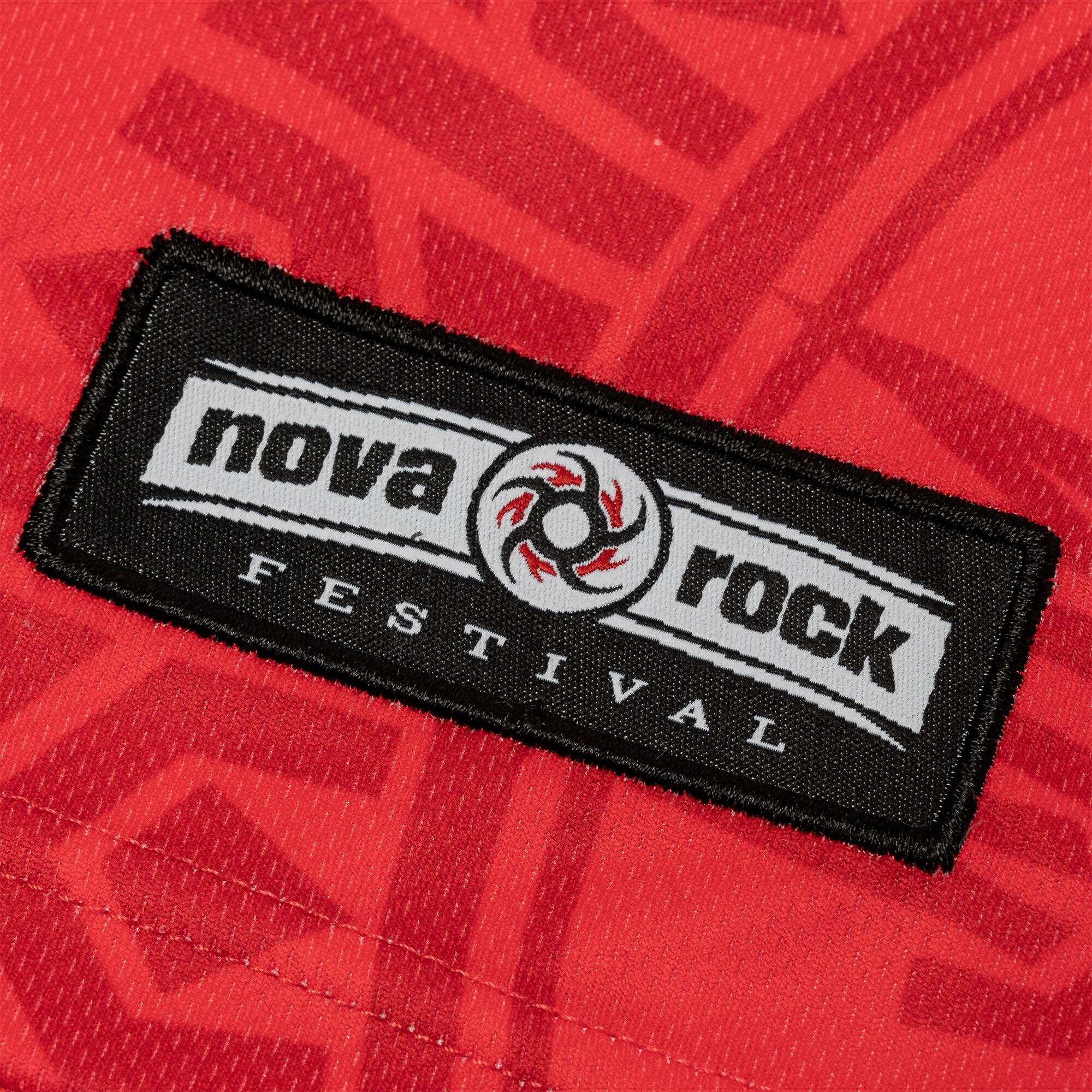 https://images.bravado.de/prod/product-assets/product-asset-data/nova-rock-festival/nova-rock-2024/products/507313/web/448534/image-thumb__448534__3000x3000_original/Nova-Rock-Festival-Soccer-Trikot-Trikot-rot-507313-448534.31cf46c2.jpg